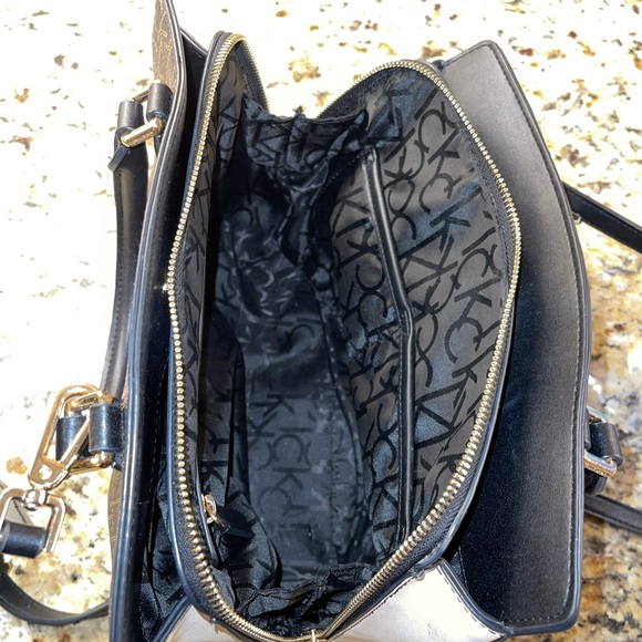 ✨Calvin Klein Handbag✨ - Picture 6 of 7
